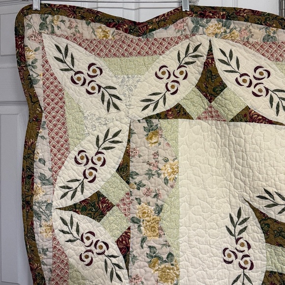 Double Wedding Ring patterned quilt. - Picture 5 of 11